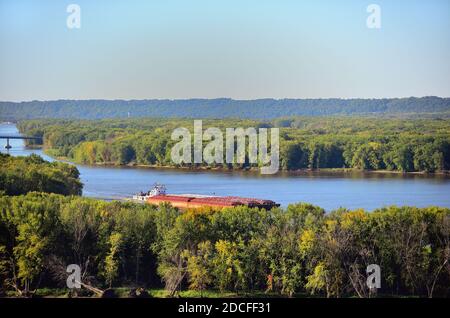 Savanna, Illinois, Stati Uniti. Il rimorchiatore spinge sei chiatte sul fiume Mississippi a Savanna, Illinois. Foto Stock