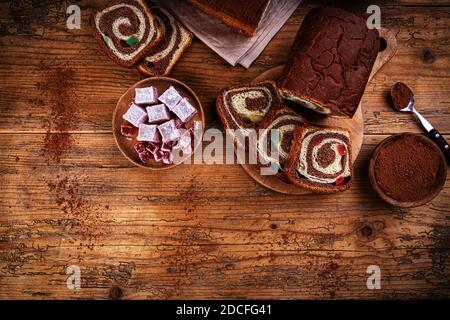 Pane dolce al cioccolato a girl fatto a mano con delizia turca, vista dall'alto, spazio per le copie Foto Stock