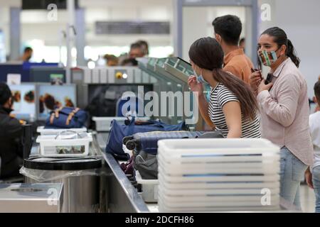 CANCUN, MESSICO - NOVEMBRE 19: Una persona indossa una maschera protettiva durante il controllo bagagli prima di salire a bordo dell'aereo all'Aeroporto Internazionale di Cancun il 19 novembre 2020 a Cancun, Messico. Credit: Rodolfo Flores/Eyepix Group/The Photo Access Foto Stock