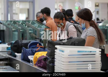 CANCUN, MESSICO - NOVEMBRE 19: Una persona indossa una maschera protettiva durante il controllo bagagli prima di salire a bordo dell'aereo all'Aeroporto Internazionale di Cancun il 19 novembre 2020 a Cancun, Messico. Credit: Rodolfo Flores/Eyepix Group/The Photo Access Foto Stock