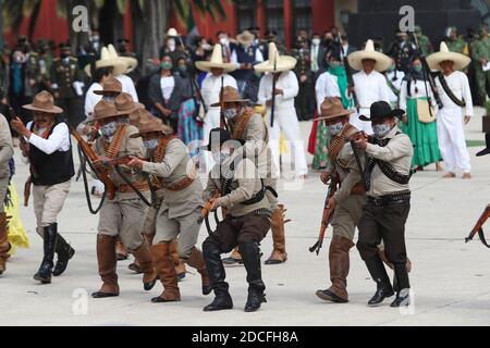 Città del Messico, Messico. 20 Nov 2020. CITTÀ DEL MESSICO, MESSICO - NOVEMBRE 20: Le persone rappresentano le scene della Rivoluzione messicana durante una cerimonia per commemorare il 110 anniversario della Rivoluzione del Messico al Monumento del rivoluzionario 20 novembre 2020 a Città del Messico, Messico. Credit: Ismael Rosas/Eyepix Group/The Photo Access Credit: The Photo Access/Alamy Live News Foto Stock