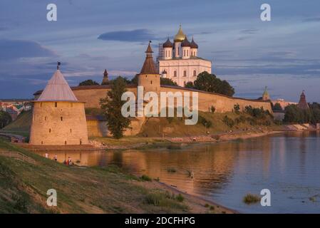 PSKOV, RUSSIA - 18 LUGLIO 2020: Vista del Cremlino di Pskov in una serata di luglio Foto Stock