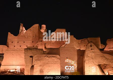 Riyadh. 20 Nov 2020. Foto scattata il 20 novembre 2020 mostra il logo del Gruppo di venti (G20) in fase di proiezione in un sito storico a Diriyah, alla periferia di Riyadh, Arabia Saudita. Il vertice del G20 del 2020 si terrà praticamente dal 21 al 22 novembre, sotto la presidenza del re Saudita Salman bin Abdulaziz al Saud. Credit: Tu Yifan/Xinhua/Alamy Live News Foto Stock