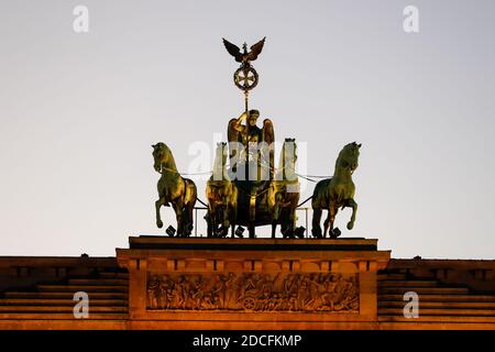 Berlino, Germania. 20 Nov 2020. La quadriga dalla parte anteriore della porta di Brandeburgo. Credit: Gerald Matzka/dpa-Zentralbild/ZB/dpa/Alamy Live News Foto Stock