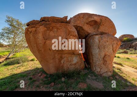 I marmi del Devils sono una formazione rocciosa naturale nell'entroterra del territorio del Nord, Australia. Foto Stock