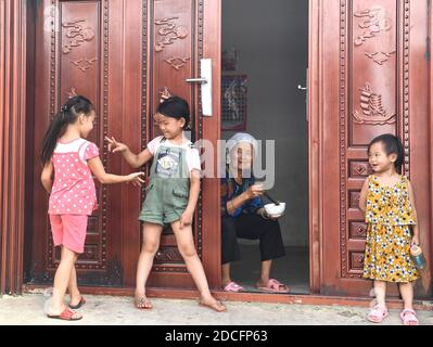 (201121) -- NANNING, 21 novembre 2020 (Xinhua) -- i bambini giocano in un sito di reinsediamento di aiuti alla povertà nella città di Xia'ao della Contea autonoma di Du'an Yao, regione autonoma Guangxi Zhuang della Cina meridionale, 18 agosto 2020. La Regione Autonoma Guangxi Zhuang della Cina meridionale, che ospita la più grande popolazione etnica minoritaria del paese, ha tolto dalla povertà tutte le sue 54 contee colpite dalla povertà. Le ultime otto contee impoverite della regione, comprese sei contee autonome di minoranza etnica, hanno eliminato la povertà assoluta, ha annunciato venerdì il governo regionale. (Xinhua/Zhou Hua) Foto Stock