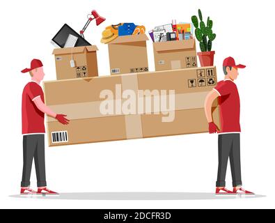 Due lavoratori mover uomo che tiene e trasporta scatola di cartone. Il carattere del corriere tiene il pacco nelle mani. Scatola di imballaggio per la consegna in cartone con segni fragili. Spedizione gratuita e rapida. Illustrazione vettoriale piatta Illustrazione Vettoriale