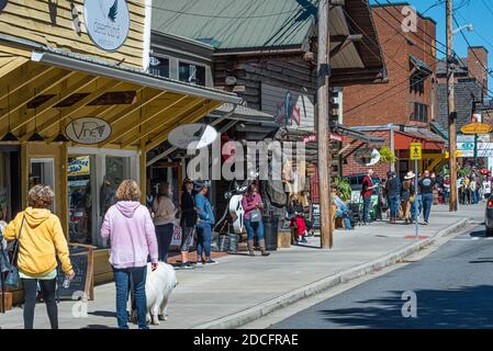 Le persone che si godono una bella giornata autunnale lungo Main Street nel centro di Blue Ridge, Georgia. (STATI UNITI) Foto Stock