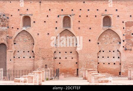 Antiche mura di medina a Marrakech, parte della moschea di Kutubiyya, stile arabo di porte e finestre, edifici di argilla rossa, Marocco Foto Stock