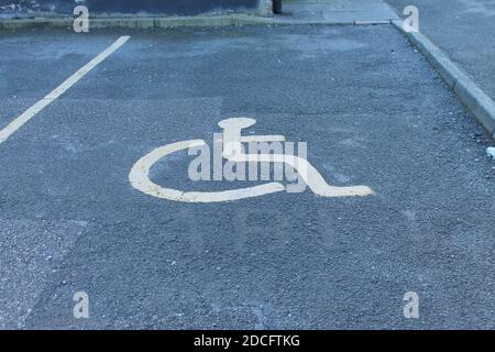 Simbolo di disattivazione del parcheggio nel vano di parcheggio per asfalto disattivato Foto Stock