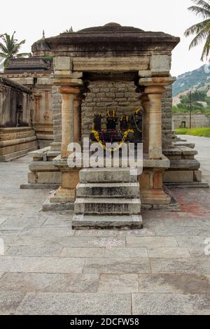 Vista di Navagrahas (nove corpi celesti e divinità) in un tempio, Avani, Karnataka, India Foto Stock