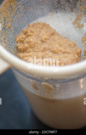 Preparazione di Bors fatti in casa, un liquido fermentato usato nella cucina rumena e moldava per preparare la tradizionale zuppa acida, fatta di grano e farina di mais Foto Stock