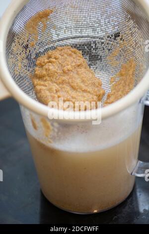 Preparazione di Bors fatti in casa, un liquido fermentato usato nella cucina rumena e moldava per preparare la tradizionale zuppa acida, fatta di grano e farina di mais Foto Stock