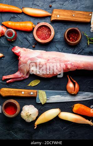 Coniglio fresco intero, carne di coniglio cruda sulla tavola Foto Stock