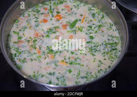 Ciorba Radauteana , tipica zuppa di pollo acida, originaria della città di Radauti, nella storica regione della Bukovina, Romania Foto Stock