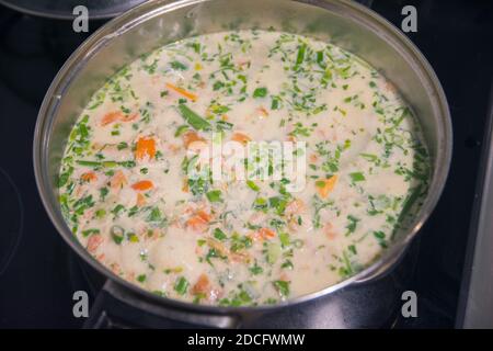 Ciorba Radauteana , tipica zuppa di pollo acida, originaria della città di Radauti, nella storica regione della Bukovina, Romania Foto Stock