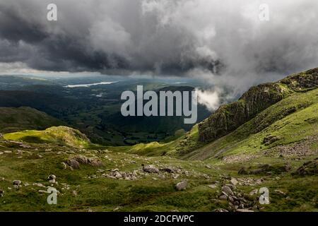 Harrison Stickle; guardando verso Windermere; Lake District; Regno Unito Foto Stock