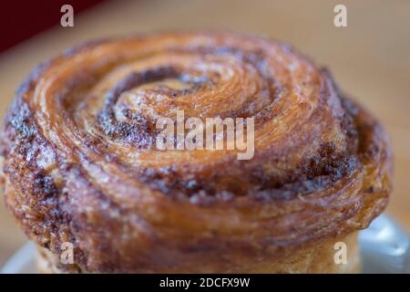 Vista ravvicinata di un muffin alla cannella servito su un piatto Foto Stock
