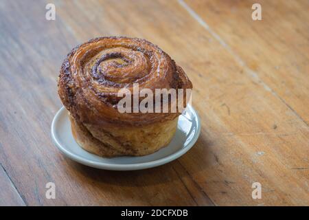 Vista dall'alto di un muffin alla cannella servito su un piatto Foto Stock