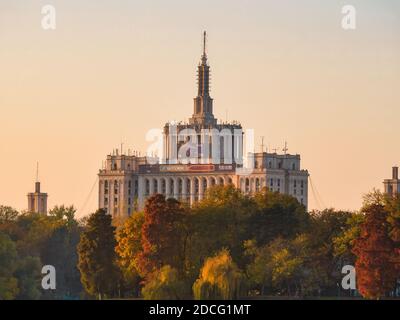 Bucarest/Romania - 11.08.2020: La Casa della libera Stampa a Bucarest vista dal Parco Herestrau o dal Parco Re Mihai I. Foto Stock