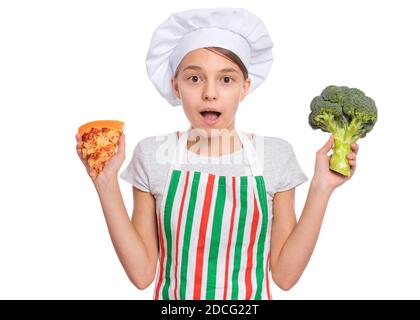 Ragazza che indossa un cappello da chef con emozioni che tengono in mano generi alimentari, isolato su sfondo bianco. Foto Stock