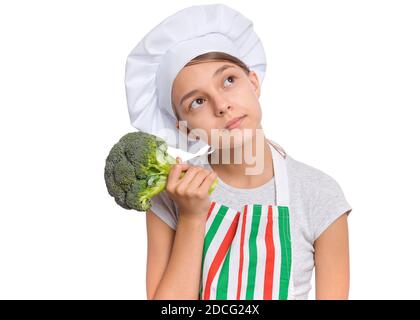 Ragazza che indossa un cappello da chef con emozioni che tengono in mano generi alimentari, isolato su sfondo bianco. Foto Stock