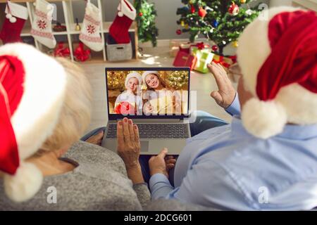 I nonni di Santa cappelli videochiamando i loro nipoti Giorno di Natale Foto Stock