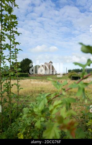 Vista attraverso i campi verso la chiesa di San Batholomew a Goodnestone Kent Inghilterra Regno Unito Foto Stock