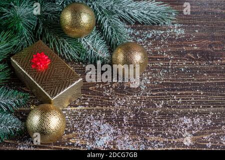 Composizione di Capodanno. Rami dell'albero di Natale, regalo in una scatola. Natale, inverno, concetto di anno nuovo. Disposizione piatta, vista dall'alto, spazio per la copia. Foto Stock