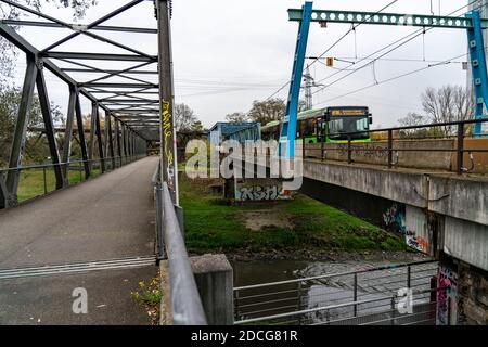 Il fiume Emscher, fiume fognario, vecchio ponte ferroviario, oggi un sentiero e pista ciclabile, ponte per autobus locali e tram, a Oberhausen, NRW, Germania Foto Stock