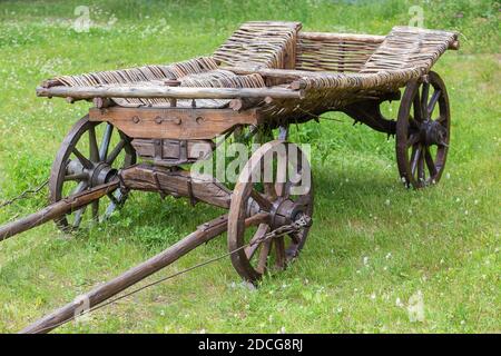 antico carrello di legno sul prato in estate Foto Stock