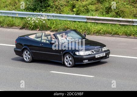 2002 nero Saab 9-3 se Turbo convertibile; traffico veicolare, veicoli in movimento, automobili, veicoli in marcia su strade del Regno Unito, motori, motori sulla rete stradale autostradale M61 UK. Foto Stock