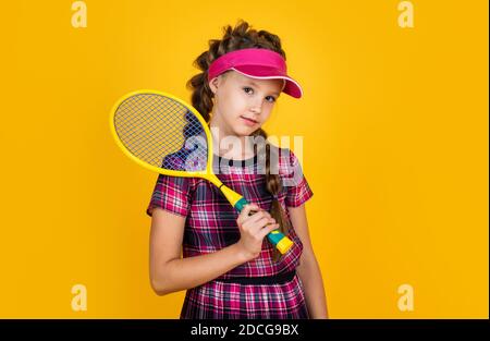 piena di energia. infanzia felice. racchetta per bambini in berretto. bambino con racchetta. teen girl fa allenamento sportivo. dedicato al fitness. tennis o badminton player. stile di vita sano e attivo. Successo sportivo. Foto Stock