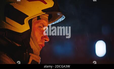 Ritratto di un vigile del fuoco in azione in uniforme. Addestramento dei pompieri, trapano antincendio. Foto di alta qualità Foto Stock