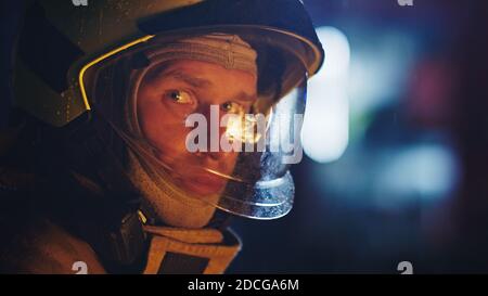 Ritratto di un vigile del fuoco in azione in uniforme. Addestramento dei pompieri, trapano antincendio. Foto di alta qualità Foto Stock