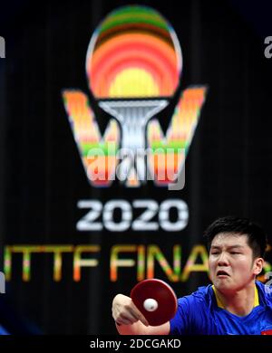 (201121) -- ZHENGZHOU, 21 novembre 2020 (Xinhua) -- Fan Zhendong della Cina restituisce la palla durante la partita semifinale maschile singles tra Fan Zhendong della Cina e Jang Woojin della Corea del Sud a 2020 finali ITTF a Zhengzhou, capitale della provincia di Henan della Cina centrale, 21 novembre 2020. (Xinhua/li AN) Foto Stock