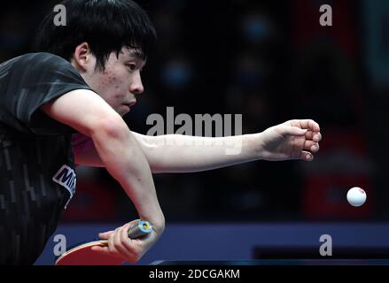 (201121) -- ZHENGZHOU, 21 novembre 2020 (Xinhua) -- Jang Woojin della Corea del Sud restituisce la palla durante la partita semifinale maschile tra Fan Zhendong della Cina e Jang Woojin della Corea del Sud a 2020 finali ITTF a Zhengzhou, capitale della Provincia Henan della Cina centrale, 21 novembre 2020. (Xinhua/li AN) Foto Stock