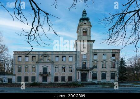 Wandlitz, Brandeburgo, Gemany - 16 febbraio 2019: Rovine dello storico castello di Dammsmspuehle vicino a Wandlitz nel Brandeburgo, Germania Foto Stock