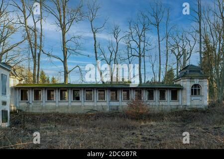 Wandlitz, Brandeburgo, Gemany - 16 febbraio 2019: Rovine di pista da bowling all'aperto del castello storico di Dammsmuehle vicino a Wandlitz nel Brandeburgo, in tedesco Foto Stock