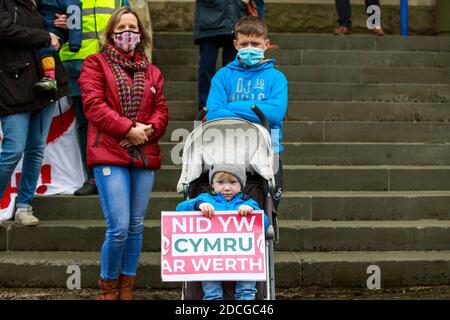 Carmarthen, Carmarthenshire, Galles, Regno Unito. 21 novembre 2020. Cymdeithas Yr Iaith Gymraeg, la Welsh Language Society, in una manifestazione a County Hall, Carmarthen, Carmarthensshire, Galles occidentale per evidenziare la crisi che rende difficile per le persone in alcune zone, particolarmente rurali, del Galles di permettersi alloggi nella loro località credito: Gruffydd Ll Thomas Foto Stock