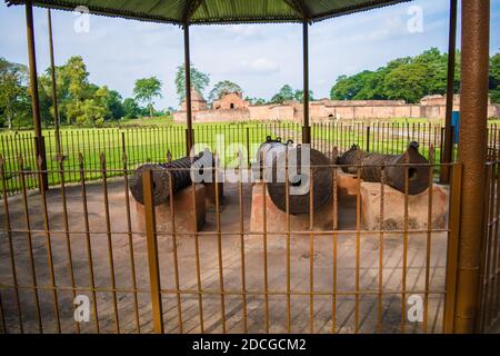 Cannoni che sorvegliano il palazzo--Kareng Ghar o Talatal Ghar Rangpur, Sivasagar, Assam. Foto Stock