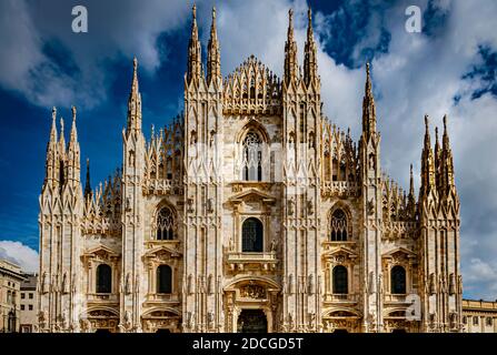 Vista del Duomo di Milano su una bella giornata, Milano, Italia Foto Stock