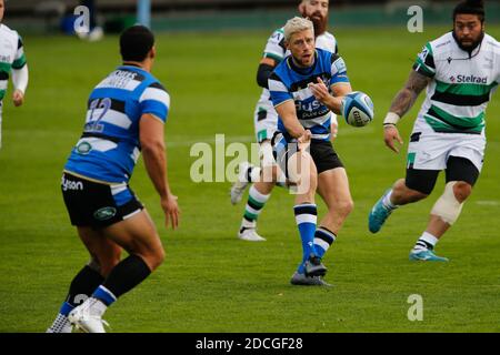 Bath, Regno Unito. 02 novembre 2020. BATH, INGHILTERRA. 22 NOVEMBRE Rhys Priestland trova Josh Matavesi durante la partita della Gallagher Premiership tra Bath Rugby e Newcastle Falcons al Recreation Ground, Bath, domenica 22 novembre 2020. (Credit: Chris Lishman | MI News) Credit: MI News & Sport /Alamy Live News Foto Stock