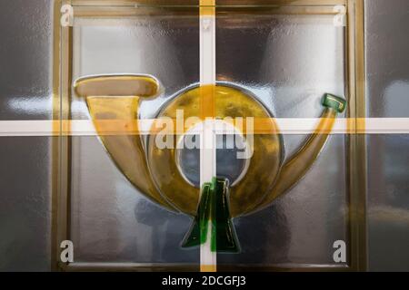 simbolo grafico di un avvisatore acustico giallo posto sul montante di vetro su un finestra Foto Stock