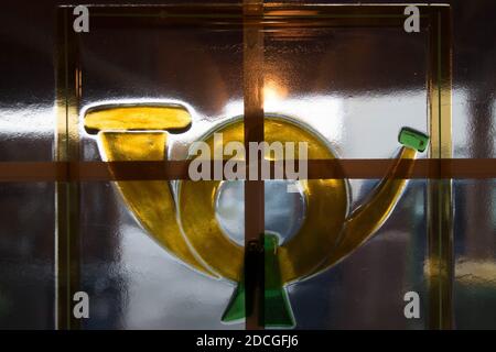 simbolo grafico di un avvisatore acustico giallo posto sul montante di vetro su un finestra Foto Stock