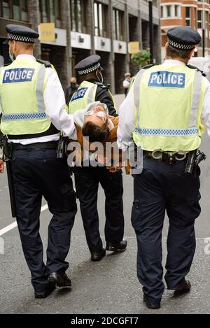 LONDRA, REGNO UNITO - 5 SETTEMBRE 2020: Ribellione animale, camion dei macelli fuori del Dipartimento di Salute Foto Stock