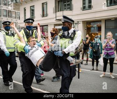 LONDRA, REGNO UNITO - 5 SETTEMBRE 2020: Ribellione animale, camion dei macelli fuori del Dipartimento di Salute Foto Stock