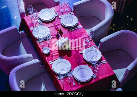 Tavolo da pranzo vuoto riservato nel ristorante Foto Stock