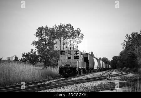 Un piccolo treno e macchinine che si trovano fuori dalle miniere di sale sul lago Erie, nel nord-est dell'Ohio. Foto Stock