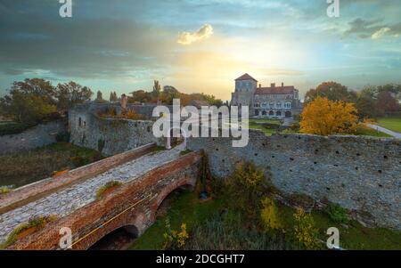 Castello di Tata città in Ungheria. Incredibile forte d'acqua vicino al lago Vecchio. Costruito nel 13 ° secolo. Splendida vista spettacolare dell'alba. Foto Stock